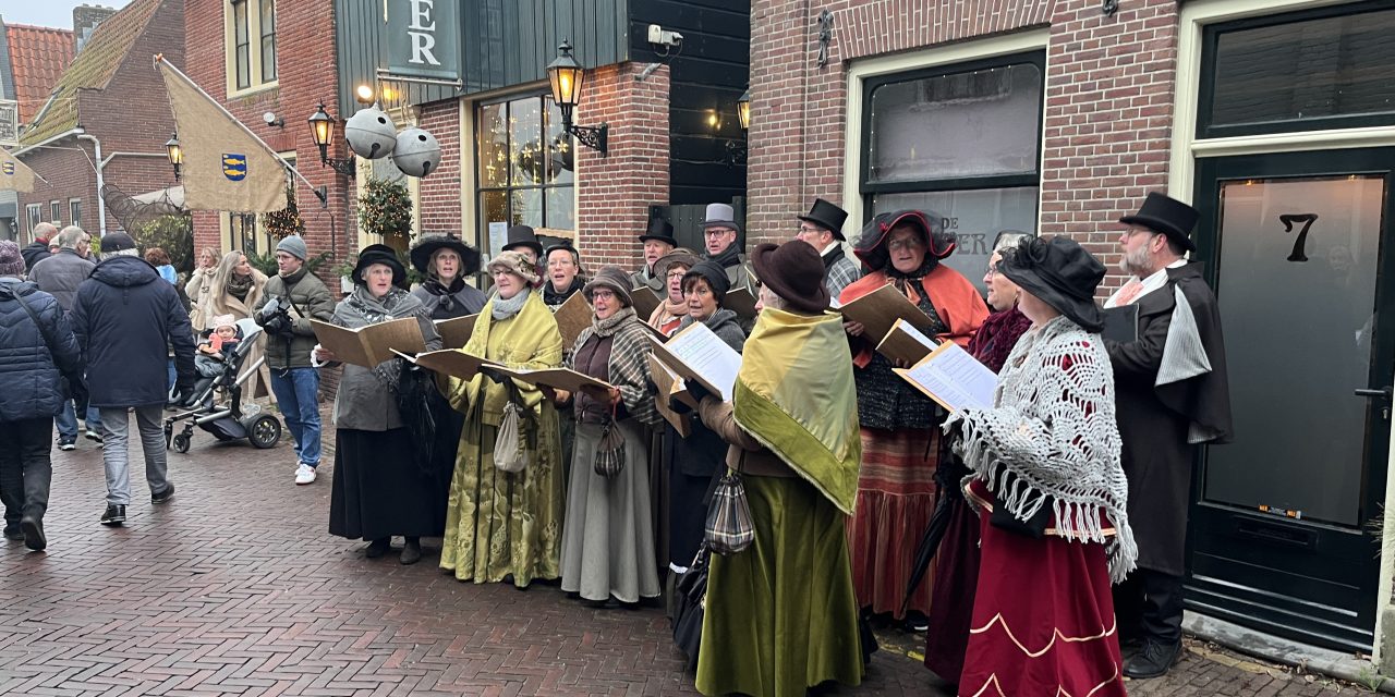 Koor in Dickens-kleding in de Rechtestraat.